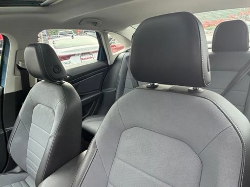 Used 2025 Volkswagen Jetta SE FWD image 5