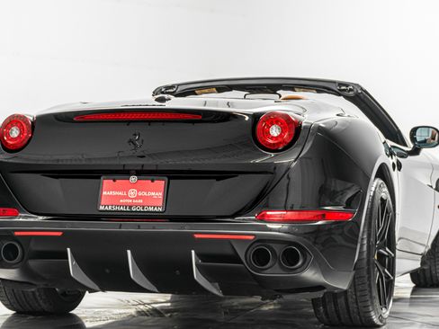 Used 2015 Ferrari California T image 9