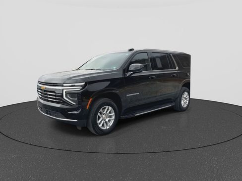 Used 2025 Chevrolet Suburban LT image 4