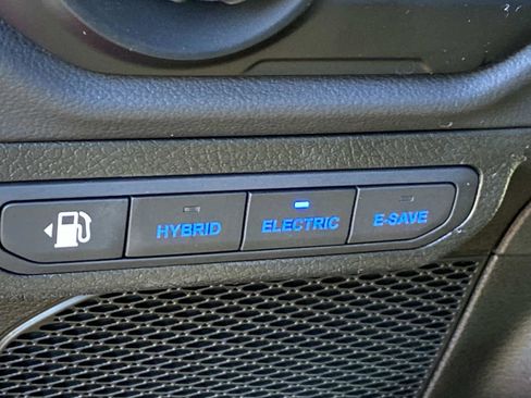 Certified 2024 Jeep Wrangler Sahara w/ Technology Group image 32