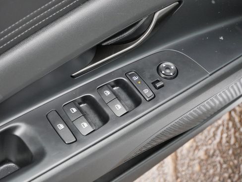 Certified 2025 Hyundai Elantra Sport image 19