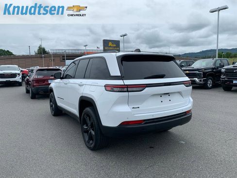Used 2023 Jeep Grand Cherokee Altitude AWD/4WD image 5