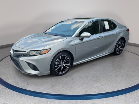Used 2018 Toyota Camry SE w/ Moonroof Package FWD image 1