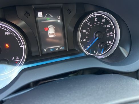 Used 2021 Toyota Venza LE image 16