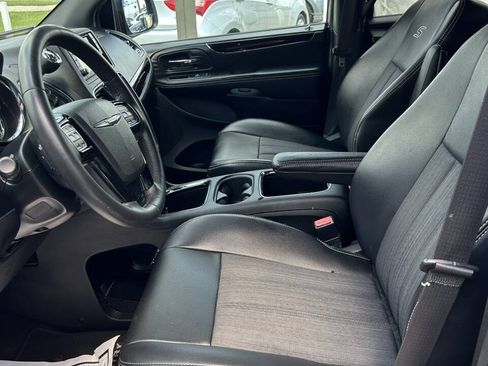 Used 2015 Chrysler Town & Country S FWD image 9