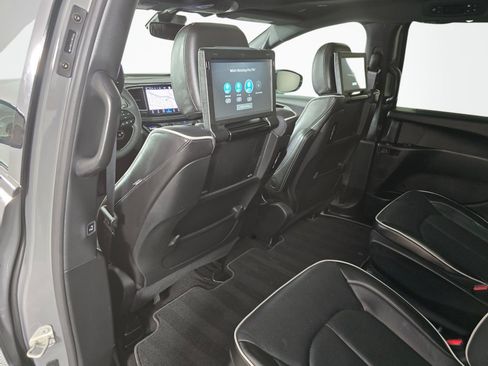 Used 2023 Chrysler Pacifica Limited w/ Uconnect Theater Family Group FWD image 35