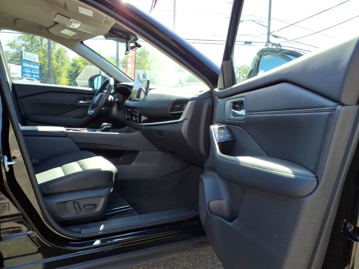 Used 2024 Nissan Rogue SL AWD/4WD image 14