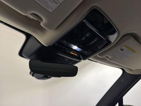 Used 2024 Land Rover Range Rover SE image 18