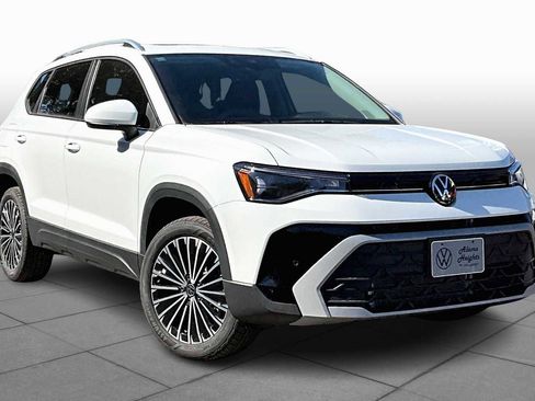 Used 2025 Volkswagen Taos SE image 2