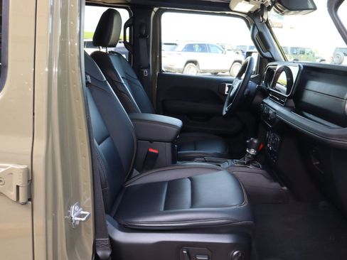 Used 2025 Jeep Gladiator Sport AWD/4WD image 26