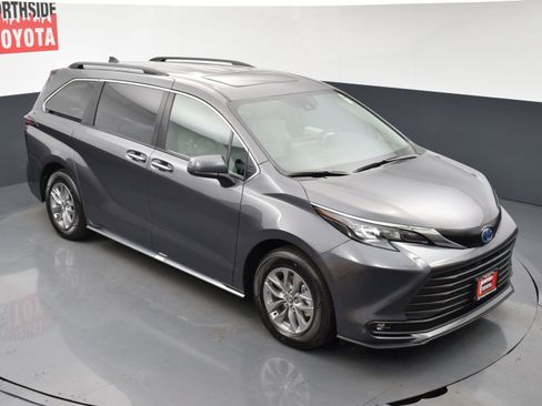 Used 2025 Toyota Sienna XLE image 26