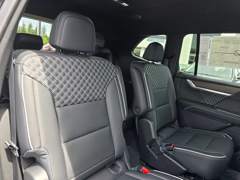 New 2025 GMC Acadia Denali image 12