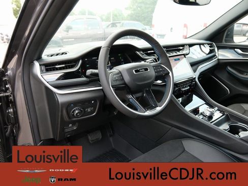 Used 2024 Jeep Grand Cherokee Trailhawk AWD/4WD image 3