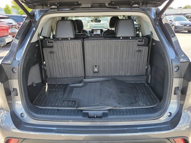 Used 2022 Toyota Highlander XLE AWD/4WD image 29