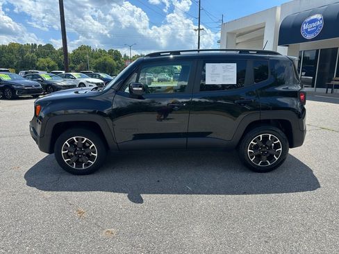Used 2023 Jeep Renegade Latitude AWD/4WD image 2