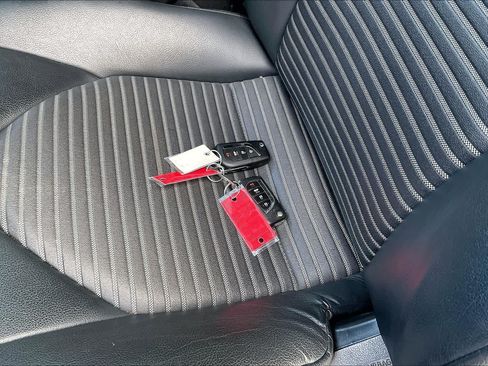 Used 2020 Toyota Camry SE w/ Carpet Mat Package FWD image 14