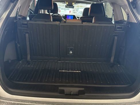 Used 2025 Toyota Highlander AWD image 14