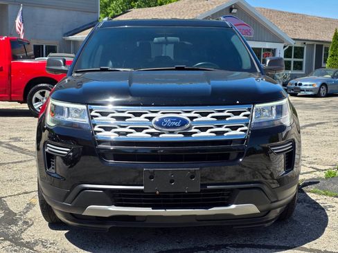 Used 2018 Ford Explorer XLT FWD image 2