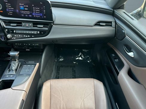 Used 2022 Lexus ES 300h w/ Accessory Package FWD image 31
