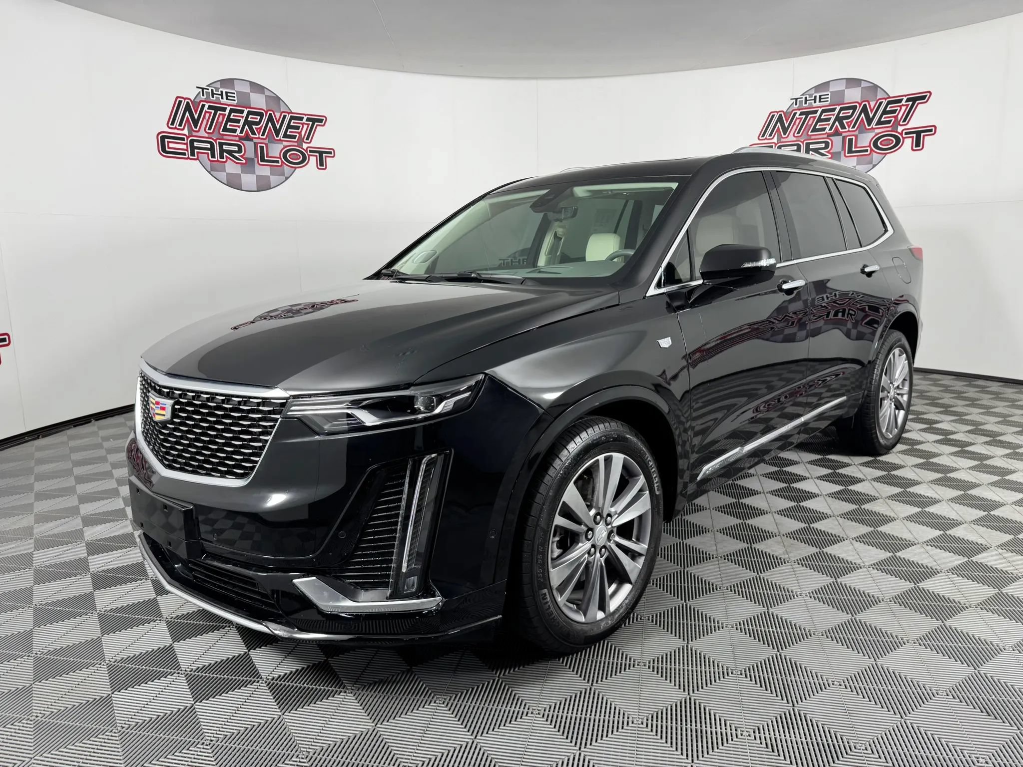 Used 2024 Cadillac XT6 Premium Luxury w/ Technology Package AWD/4WD image 3