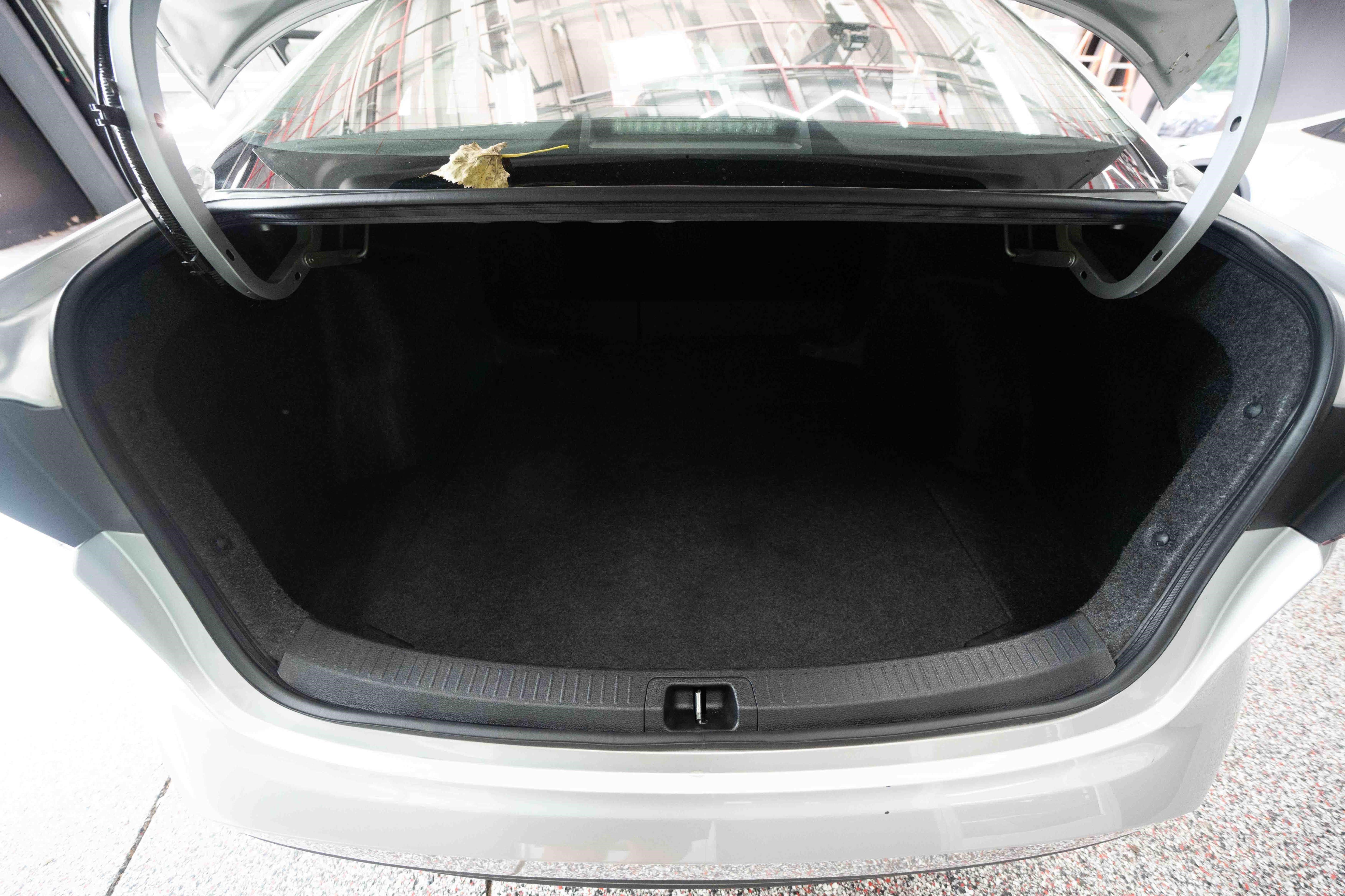 Used 2025 Toyota Corolla LE FWD image 27