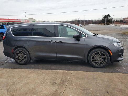 Used 2017 Chrysler Pacifica Touring image 3