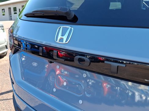 Used 2025 Honda Pilot Black Edition image 31