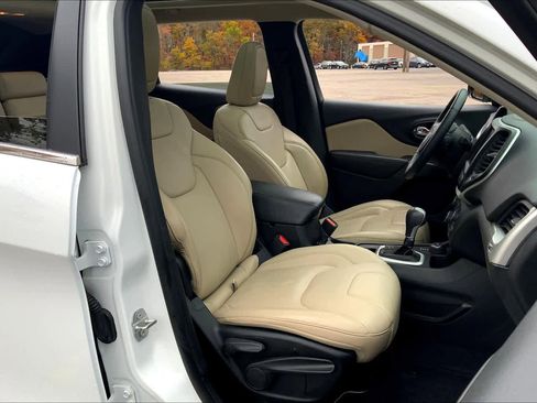 Used 2017 Jeep Cherokee Limited image 7