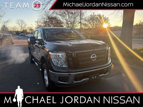 Used 2019 Nissan Titan SV w/ SV Convenience Package image 1