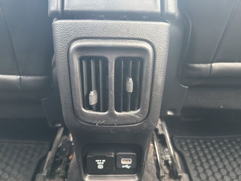 Used 2019 Jeep Compass Latitude w/ Cold Weather Group AWD/4WD image 16