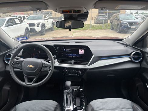 Used 2025 Chevrolet Trax LT FWD image 32