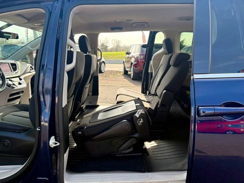 Used 2018 Chrysler Pacifica LX image 20