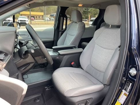 Used 2025 Toyota Sienna LE w/ LE Plus Package image 20