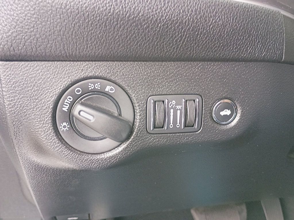 Used 2022 Dodge Challenger SXT RWD image 17