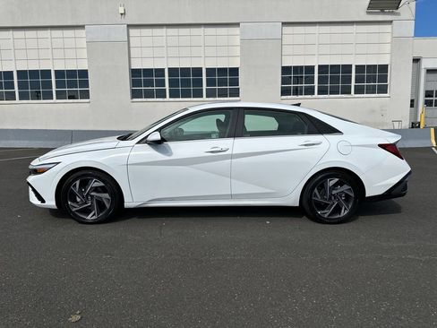 Used 2025 Hyundai Elantra SEL FWD image 3