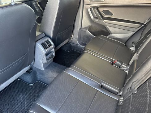 Used 2021 Volkswagen Tiguan SE image 9