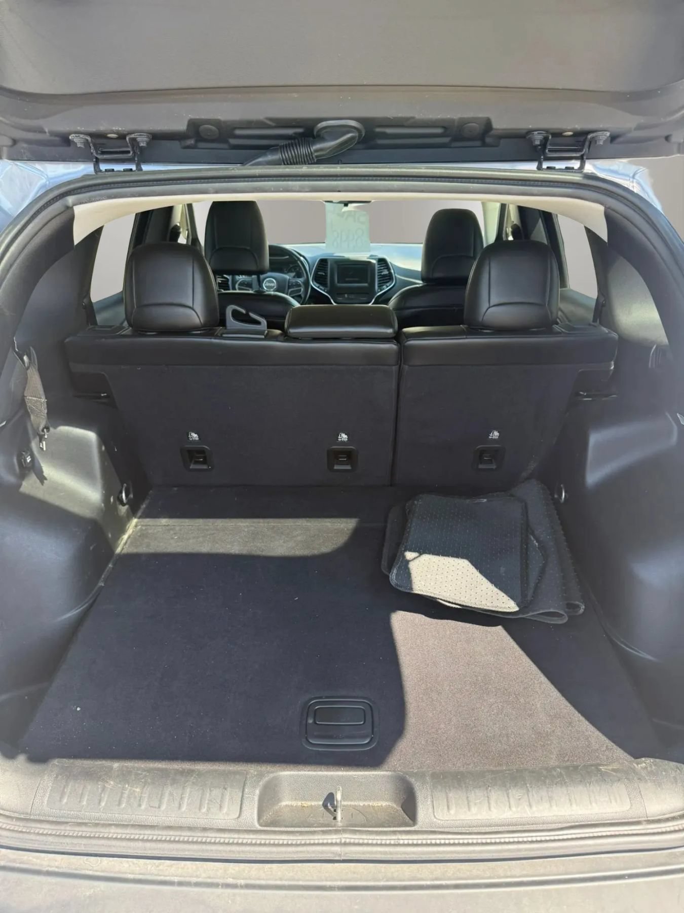 Used 2019 Jeep Cherokee Latitude Plus w/ Cold Weather Group AWD/4WD image 11