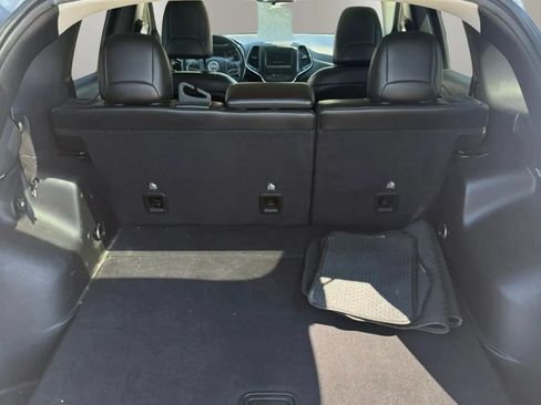 Used 2019 Jeep Cherokee Latitude Plus w/ Cold Weather Group AWD/4WD image 11