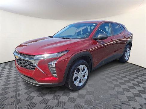 Used 2025 Chevrolet Trax LS image 3