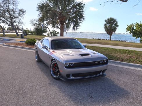 Used 2015 Dodge Challenger SRT Hellcat RWD image 5