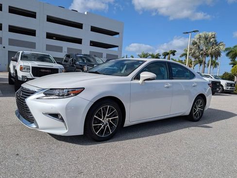 Used 2017 Lexus ES 350 w/ Luxury Package FWD image 3