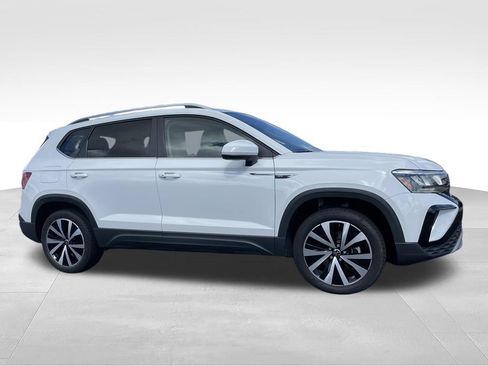 Used 2024 Volkswagen Taos SE FWD image 2
