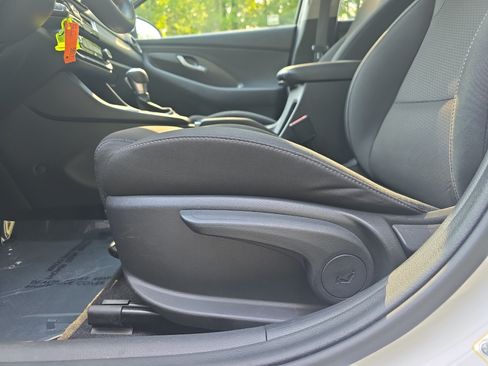 Used 2018 Hyundai Elantra GT FWD image 27