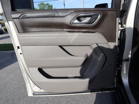 Used 2022 GMC Yukon XL SLT w/ SLT Luxury Package RWD image 31
