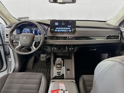 Used 2023 Mitsubishi Outlander SE FWD image 22