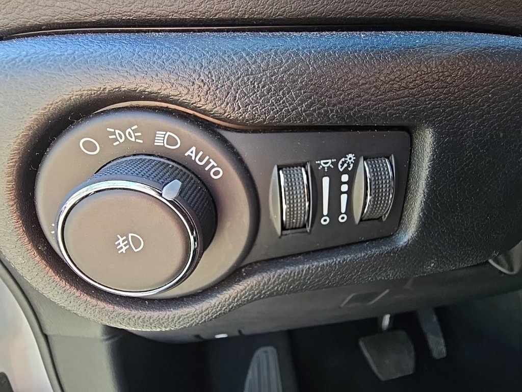 Used 2025 Chrysler Pacifica Select FWD image 28