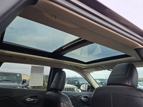 Used 2017 Jeep Cherokee Limited image 10