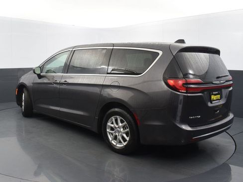 Used 2023 Chrysler Pacifica Touring-L image 2