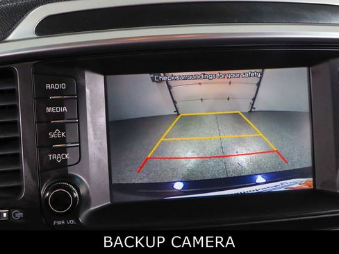 Used 2020 Kia Sorento LX FWD image 18