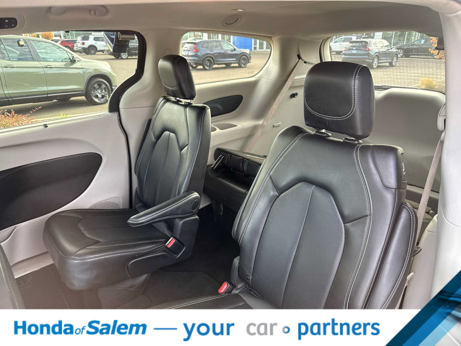 Used 2024 Chrysler Pacifica Touring-L FWD image 13
